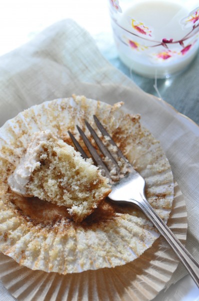 "Buttermilk Streusel Swirl Cupcakes with Brown Sugar Cinnamon Frosting Recipe"
