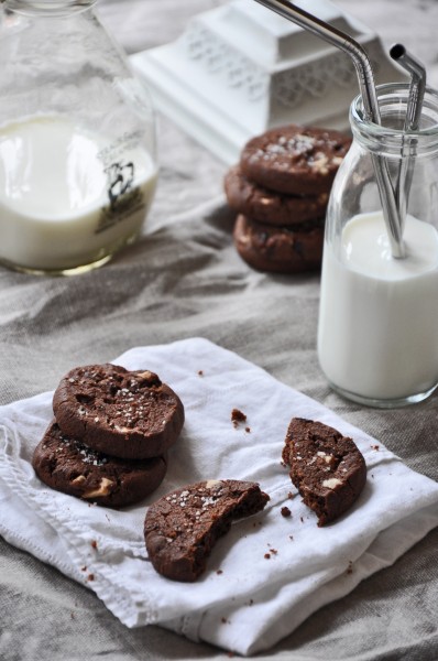 Cocoa Nib Chocolate Cookies with White Chocolate and Fleur de Sel012613003PSE